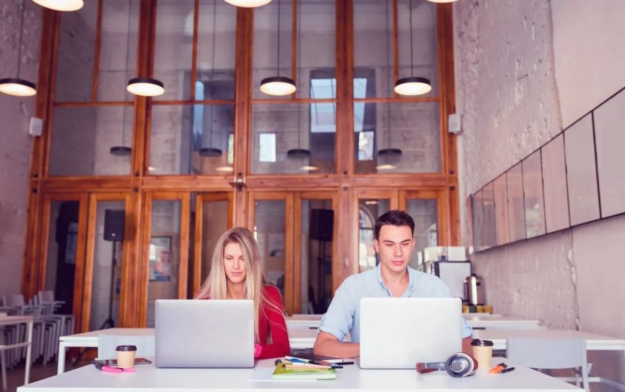 Seminarraum mit professioneller Ausstattung für Farbtheorie-Kurse