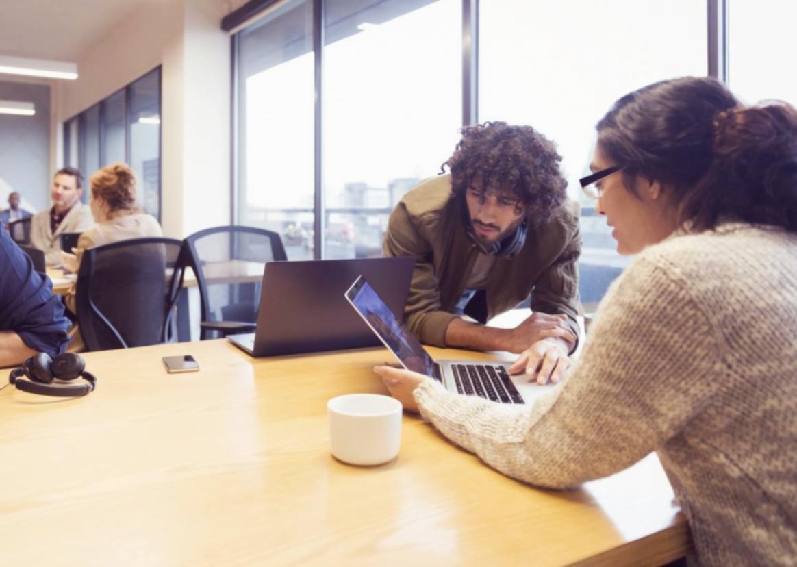 Moderne Schulungsräume mit professioneller Ausstattung für Seminare zur Farbtheorie im Webdesign