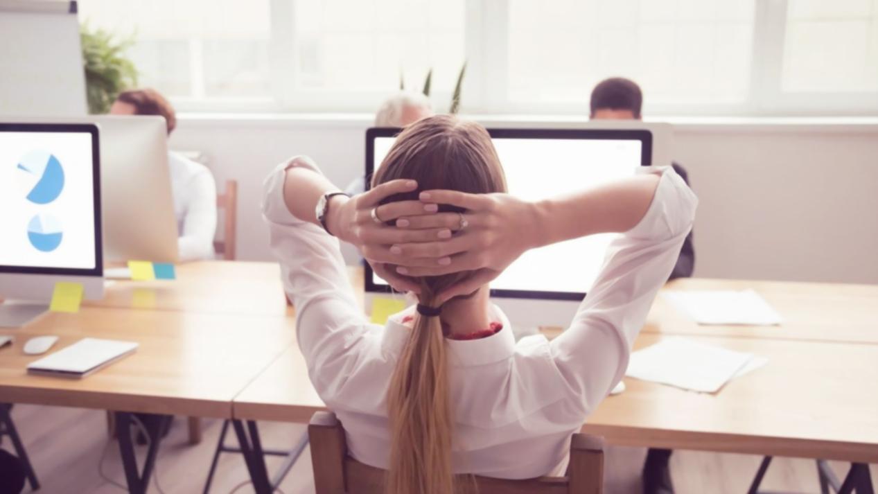 Teilnehmer arbeiten konzentriert an Farbdesign-Projekten